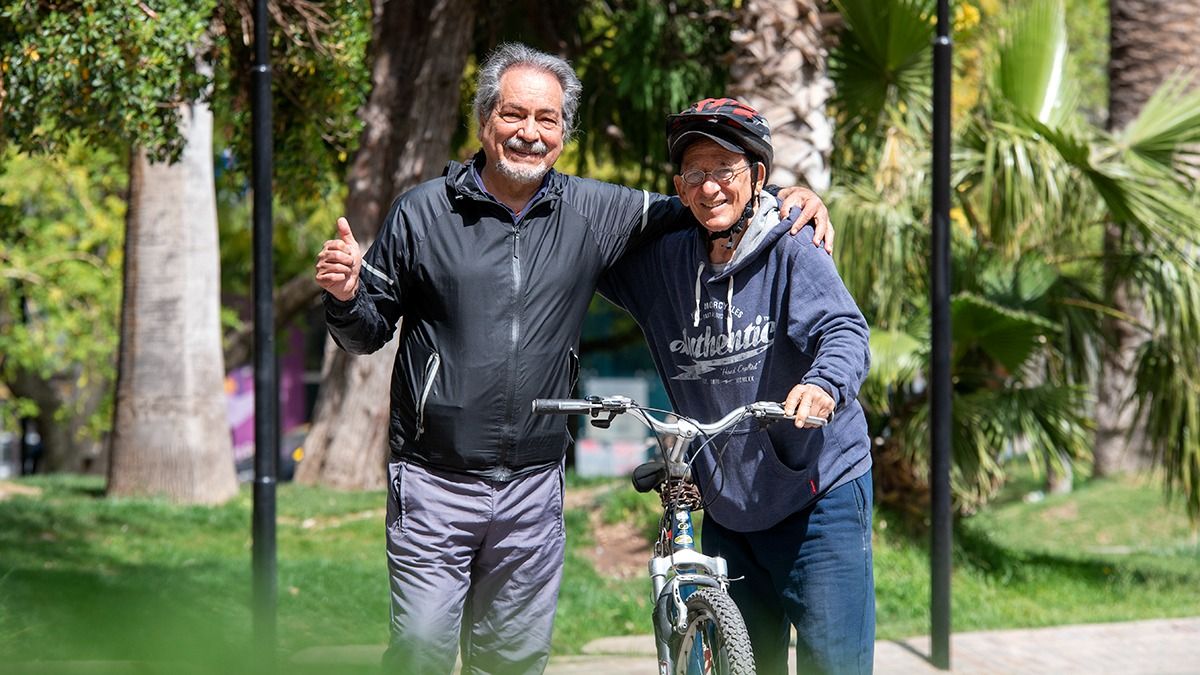 Contentos y convencidos, Carlos y Juan Bautista están seguros de que llegarán a Buenos Aires. Uno, caminando y el otro pedaleando.