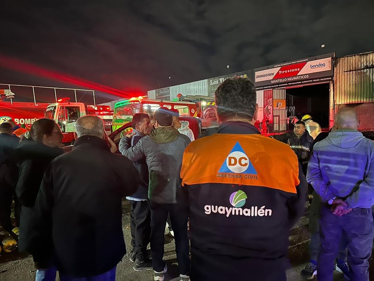 En el incendio en la Feria de Guaymallén trabajó personal de Defensa Civil. En el incendio en la Feria de Guaymallén trabajó personal de Defensa Civil.