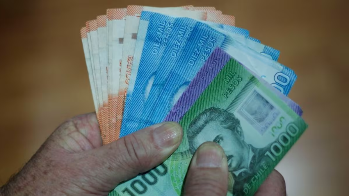 La cotización del peso chileno subió tras el fuerte aumento del dólar blue.