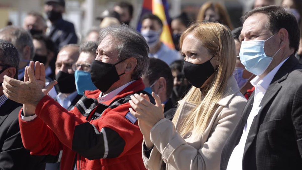 Agosto de 2021. Inauguración de las obras del primer tramo de la doble vía Mendoza-San Juan. Aplauden Guillermo Amstutz (de rojo), la senadora nacional y presidenta del PJ Mendoza Anabel Fernández Sagasti y el intendente de Lavalle, Roberto Righi.