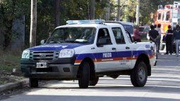 Asesinaron a puñaladas a una mujer delante de sus tres hijos y buscan a su expareja
