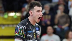 Agustín Loser tuvo un largo período de convalescencia por lesión en su equipo, pero ya está de vuelta y listo para jugar con la Selección Argentina de Vóley la VNL. Agustín Loser tuvo un largo período de convalescencia por lesión en su equipo, pero ya está de vuelta y listo para jugar con la Selección Argentina de Vóley la VNL.