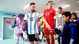 Lionel Messi y el Dibu Martínez, a punto de salir a la cancha ante Australia, por el Mundial Qatar 2022.
