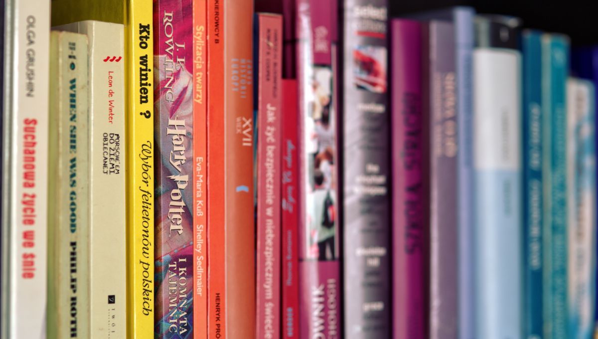 Algunos libros tienen su titulo de abajo hacia arriba