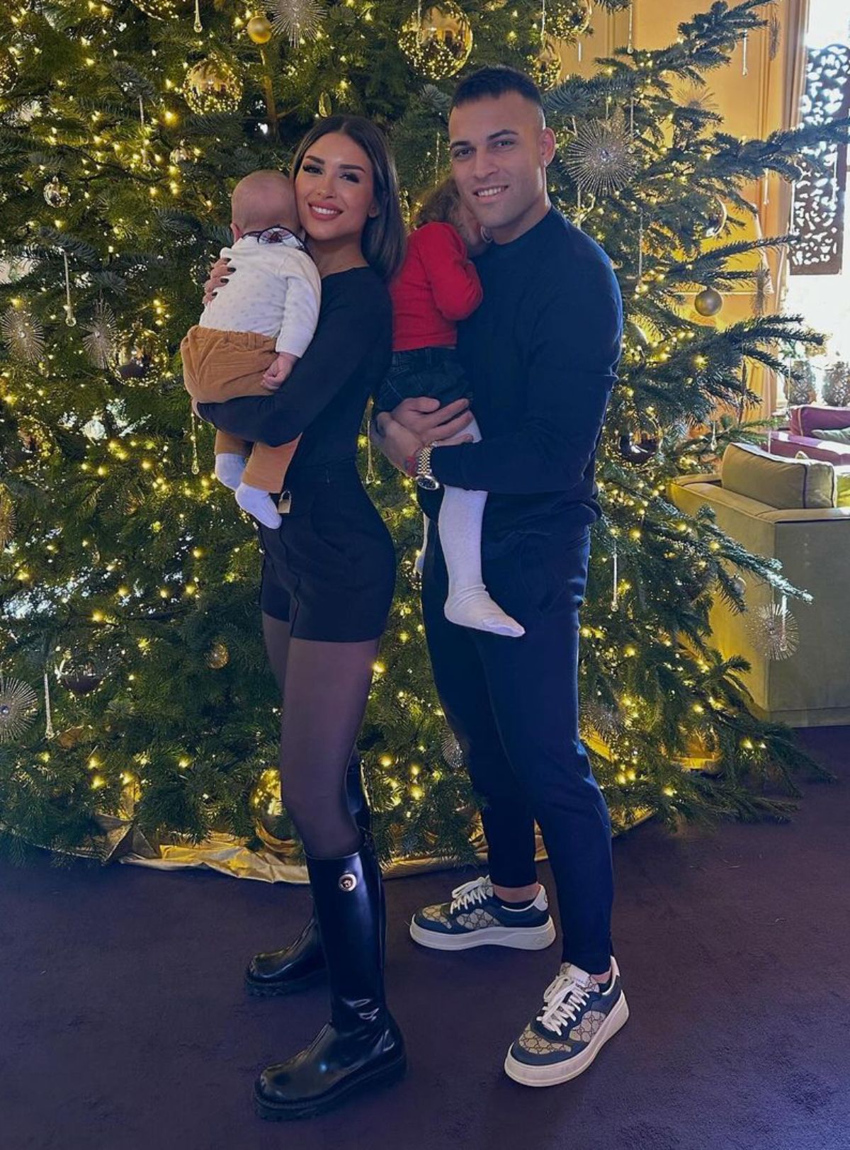 Lautaro Martínez en Navidad con Agustina Gandolfo y sus hijos Nina y Theo Lautaro Martínez en Navidad con Agustina Gandolfo y sus hijos Nina y Theo