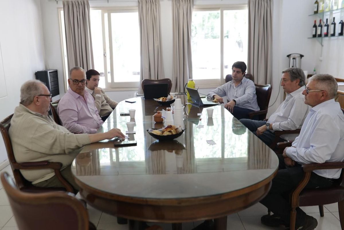 Emir FÃ©lix participÃ³ de una reuniÃ³n con la mesa directiva de Acovi (AsociaciÃ³n de Cooperativas VitivinÃ­colas), cuyos miembros le manifestaron cuÃ¡l es la preocupante situaciÃ³n por la que estÃ¡n pasando.