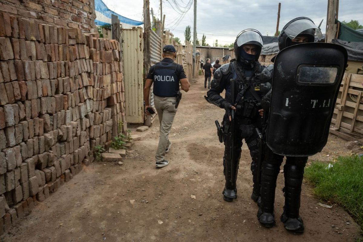 Operativo en el barrio 8 de Abril, de Las Heras. Operativo en el barrio 8 de Abril, de Las Heras.