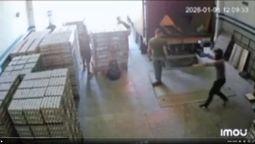 ¡Me rompiste la panza, ya fue hermano!: el video de un robo que terminó muy mal