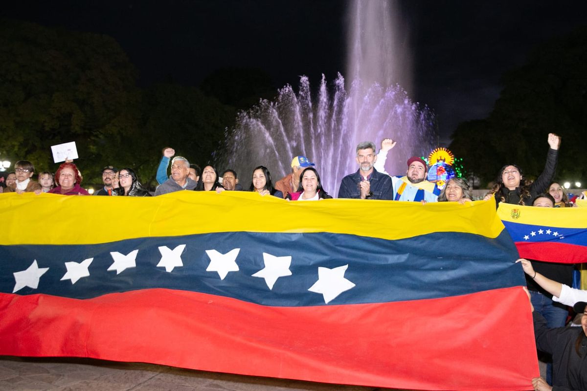 Ulpiano Suarez convocó a un homenaje a Venezuela en pleno Centro de Mendoza