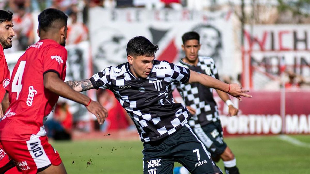 Agustín Bindella sueña con jugar la final por el primer ascenso. Agustín Bindella sueña con jugar la final por el primer ascenso.