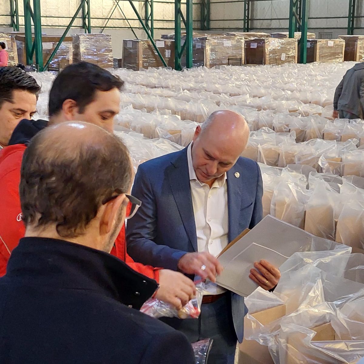 Dalmira Garay supervisó la llegada de las urnas al centro logístico de Andreani.