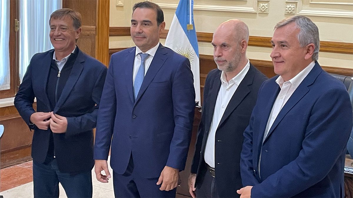 Rodolfo Suarez, junto a sus pares de Corrientes, Gustavo Valdés; y de Jujuy, Gerardo Morales; y con el jefe de Gobierno porteño, Horacio Rodríguez Larreta.