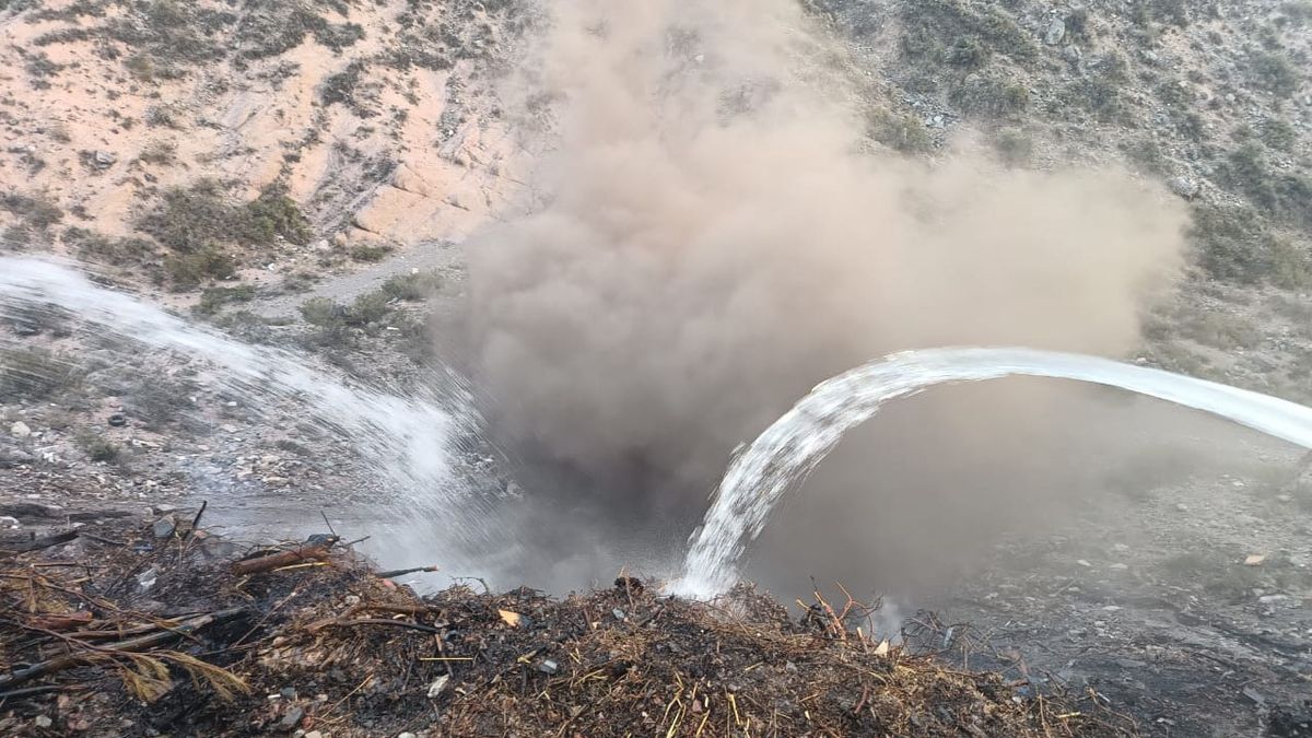 Por el viento Zonda se reactivó un incendio en un basural de Las Vegas, en Potrerillos. Por el viento Zonda se reactivó un incendio en un basural de Las Vegas, en Potrerillos.