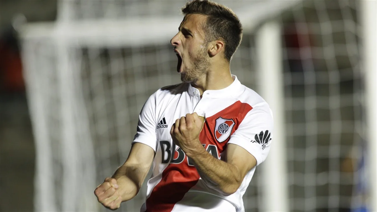 El uruguayo vistió la camiseta de los dos más grandes del país.