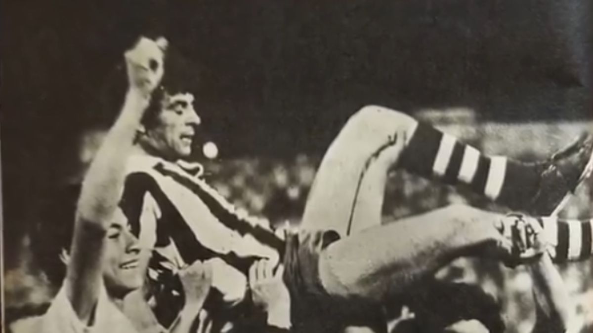 Campeones. Víctor Legrotaglie es llevado en andas por los hinchas de Gimnasia tras la obtención de un campeonato en la década del '70. Campeones. Víctor Legrotaglie es llevado en andas por los hinchas de Gimnasia tras la obtención de un campeonato en la década del '70.