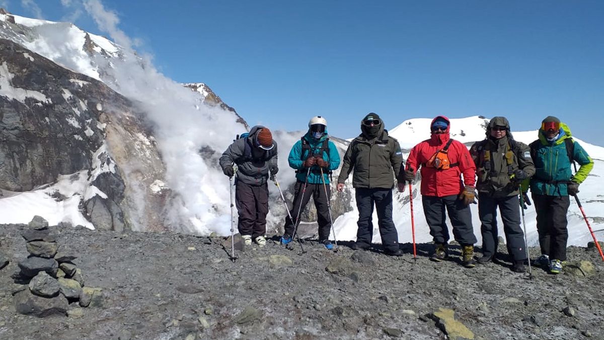 Los gendarmes en plena expedición por el Volcán Peteroa y alrededores.