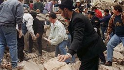 El atentado a la AMIA, uno de los episodios más dolorosos de la historia argentina.
