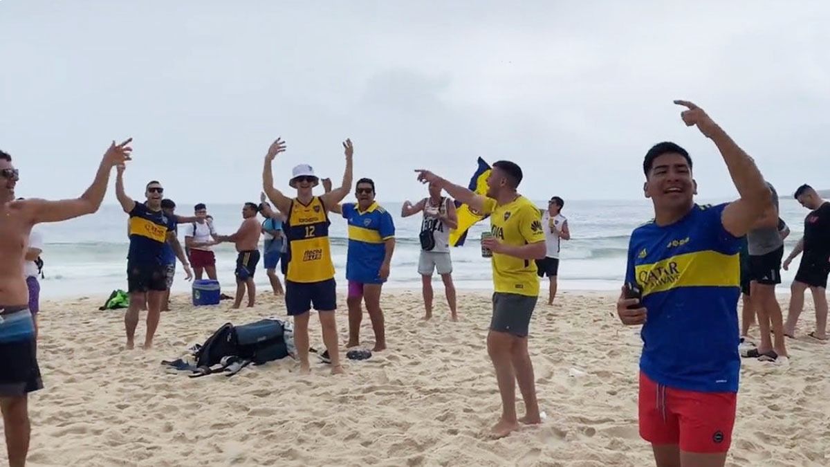 Los hinchas de Boca  fueron agredidos por sus pares de Fluminense y luego reprimidos por la policía.