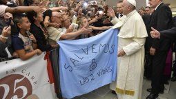 Desplegaron una bandera celeste en la Audiencia General del Papa