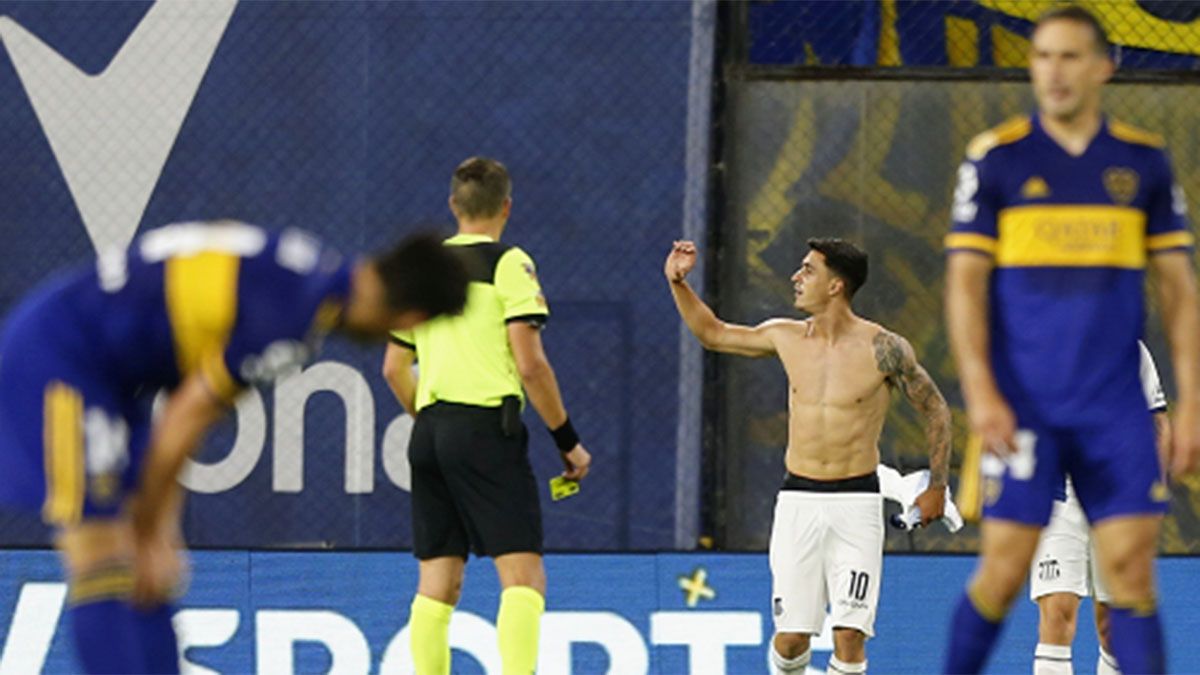 Joel Soñora celebra el gol que le hizo a Boca, en la Bombonera.