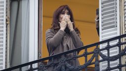 Cristina Kirchner saludó a la militancia que se acercó este viernes a su departamento donde cumple con prisión domiciliaria (imagen de archivo).