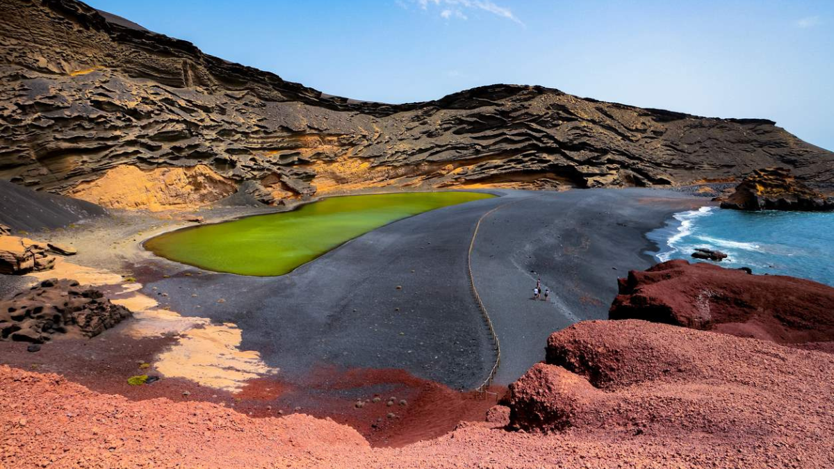 El Charco de los Clicos es una de las playas más bonitas de Lanzarote, en las Canarias. El Charco de los Clicos es una de las playas más bonitas de Lanzarote, en las Canarias.