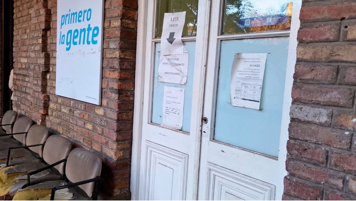 Beneficiarios, un pariente o un amigo se acercan diariamente a la ANDIS en busca de información sobre las pensiones no contributivas.
