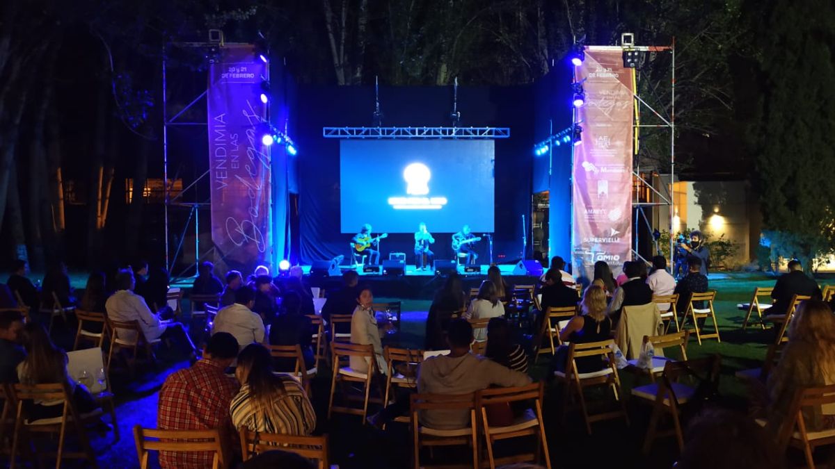 Luján de Cuyo inició este sábado, y continuará este domingo, con la celebración de su Vendimia. Es la única en formato presencial, y para respetar protocolos y evitar aglomeración de público ha descentralizado los festejos y distribuido en 12 bodegas del departamento.