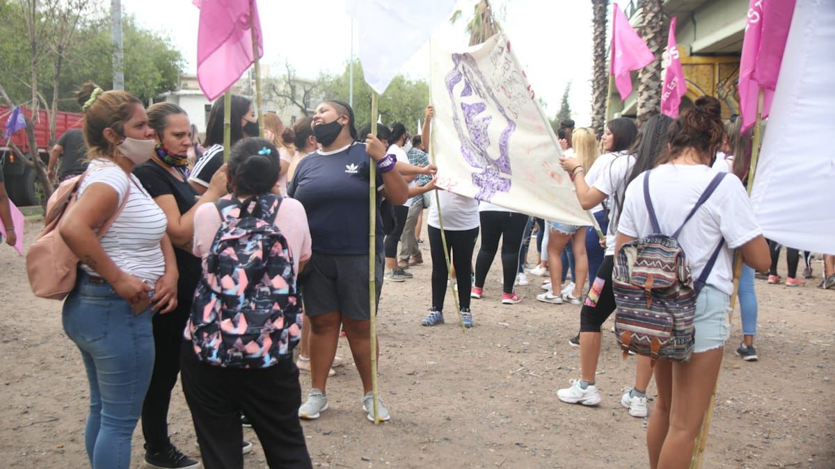 La concentración para la posterior marcha por la ciudad en conmemoración del Día de la Mujer, comenzó este lunes por la tarde en el nudo vial de Acceso Este y Costanera.