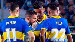 Darío Benedetto da indicaciones a sus compañeros de Boca y Carlos Zambrano escucha atentamente.