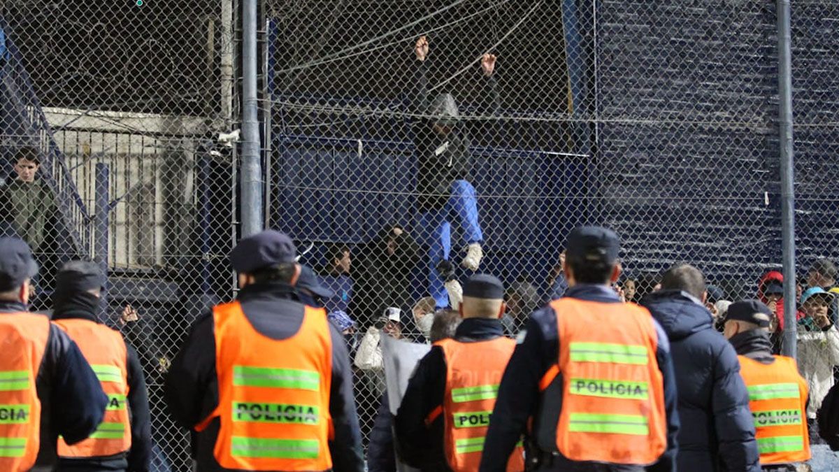 Ingresaron hinchas de Independiente Rivadavia en el partido frente a Gimnasia de La Plata. Ingresaron hinchas de Independiente Rivadavia en el partido frente a Gimnasia de La Plata.