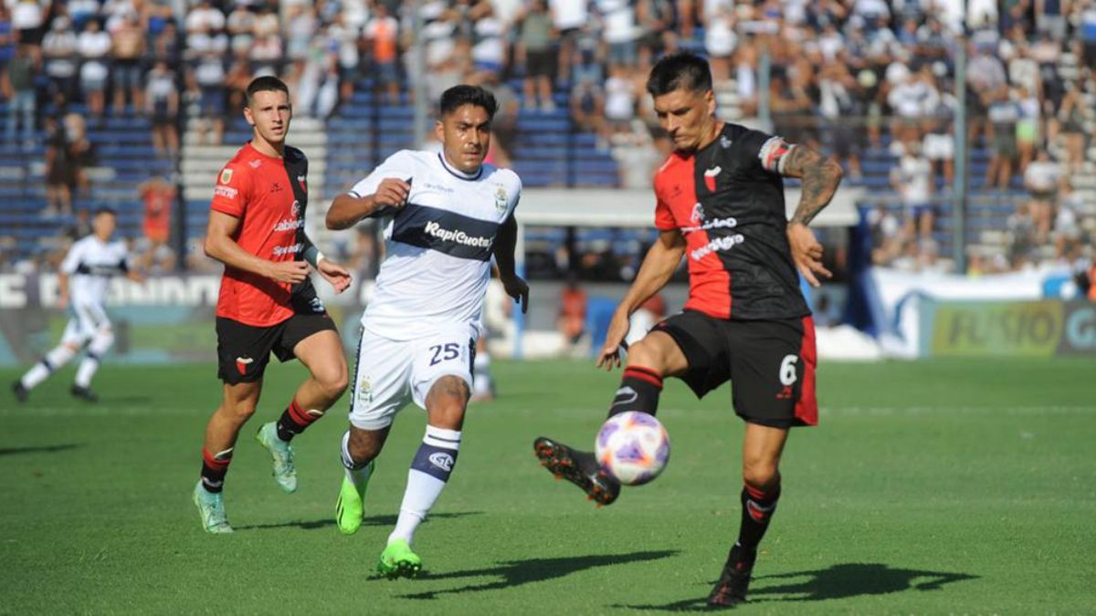 Colón de Santa Fe y Gimnasia y Esgrima La Plata se enfrentan en único duelo de desempate para evitar el descenso de la Liga Profesional de Fútbol.