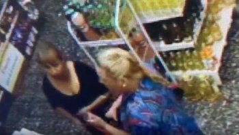 Dos ladronas quedaron filmadas cuando robaron bebidas en un supermercado