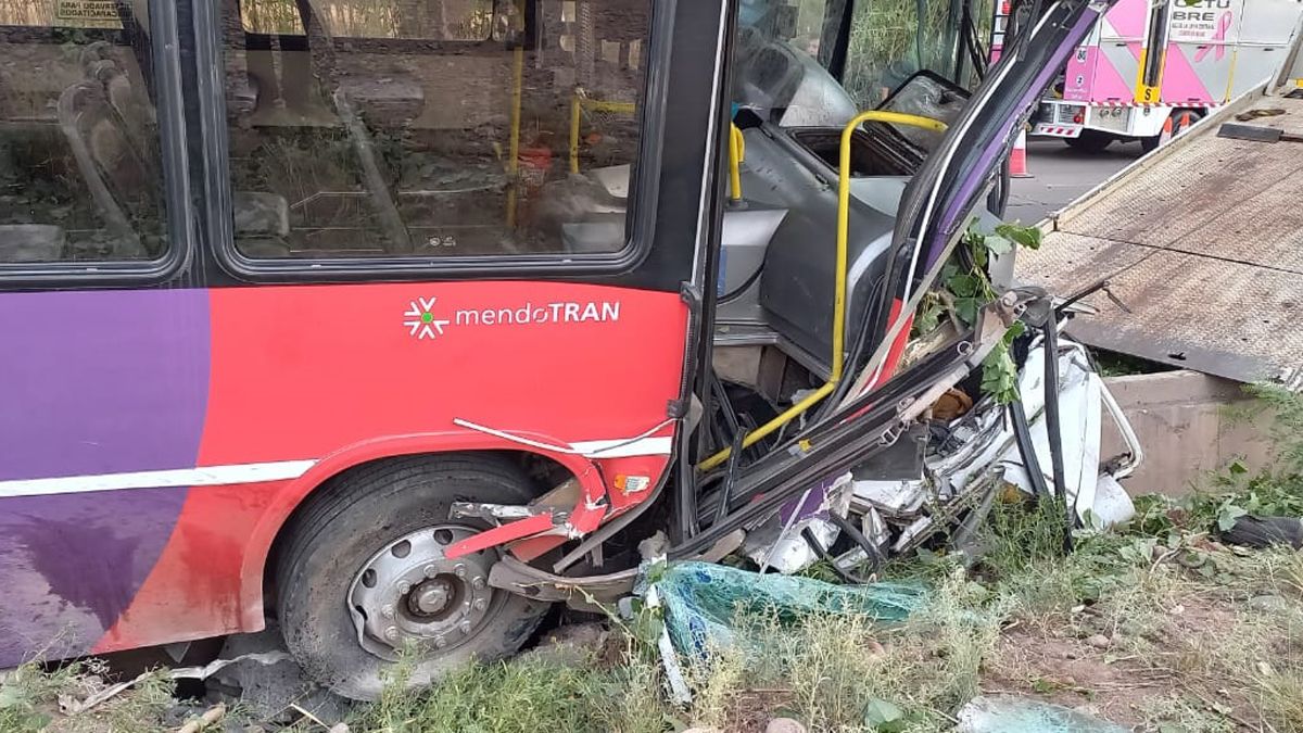 Un joven falleció tras chocar con un colectivo en Maipú