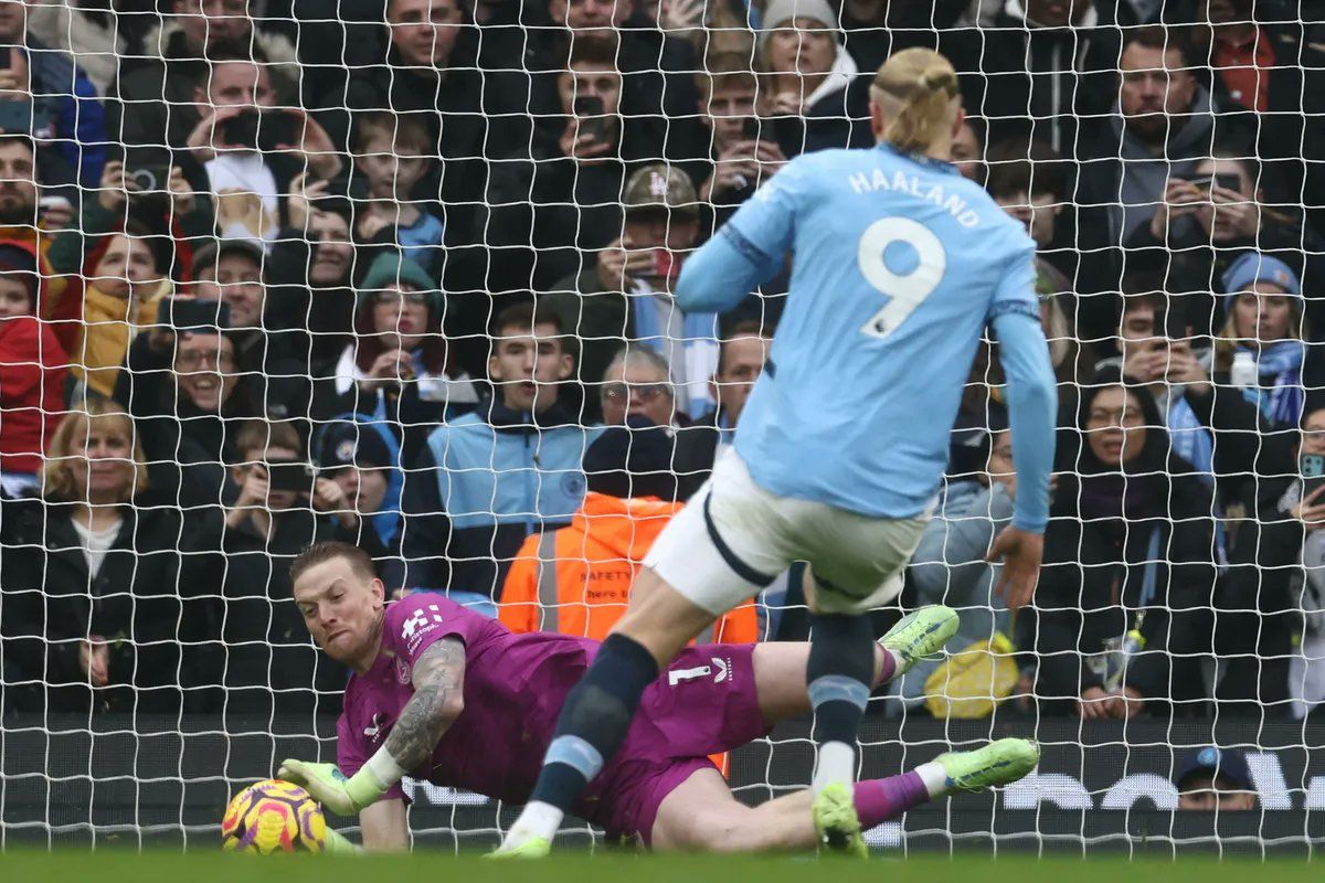 Pickford le contuvo un penal a Haaland en el encuentro entre Manchester City y Everton. Pickford le contuvo un penal a Haaland en el encuentro entre Manchester City y Everton. 