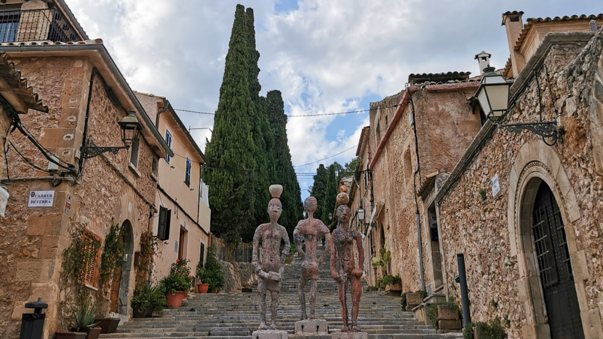 Lo más emblemático para realizar en este pueblo de Mallorca es desafiarte a subir los 365 escalones hasta el Calvario. Lo más emblemático para realizar en este pueblo de Mallorca es desafiarte a subir los 365 escalones hasta el Calvario.