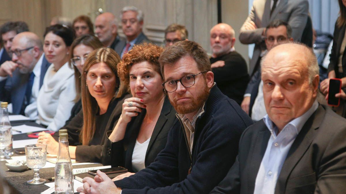 En la segunda fila se lo ve al mendocino Jaime Correas.