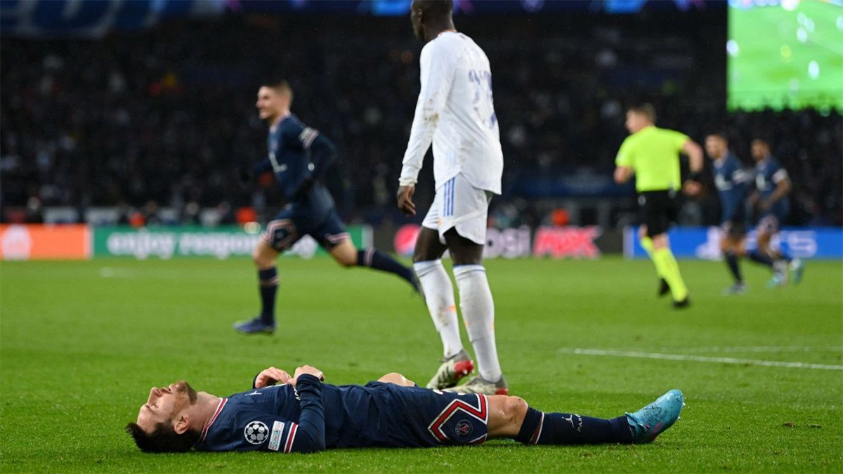 Lionel Messi luce abatido en una jugada.