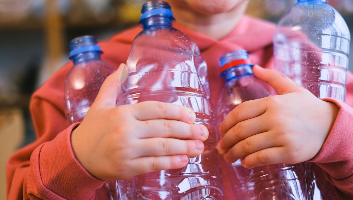 Quien tiene botellas de plástico en casa