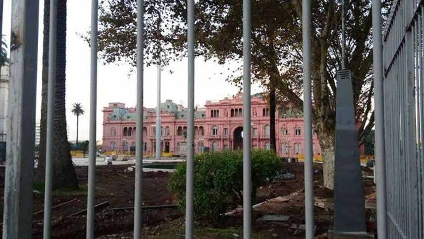 A pedido de Alberto desmontaron las rejas de Plaza de Mayo