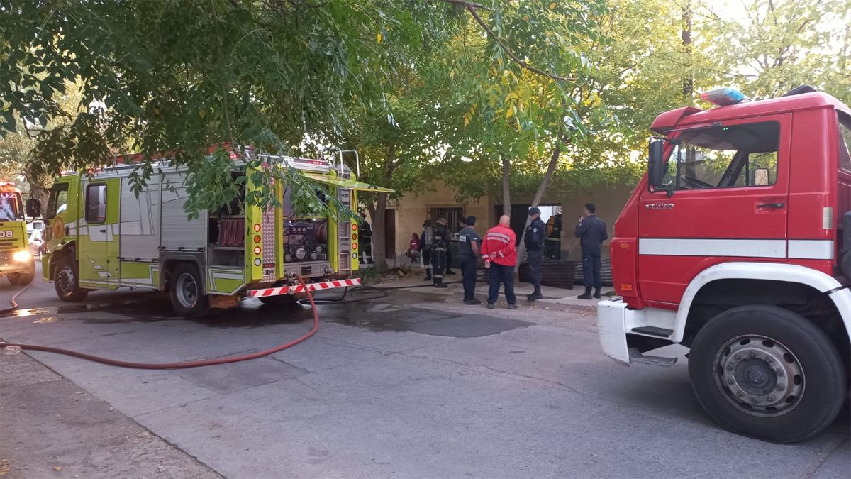Tres dotaciones de Bomberos trabajaron en la casa de calle Pringles al 900, de Godoy Cruz.