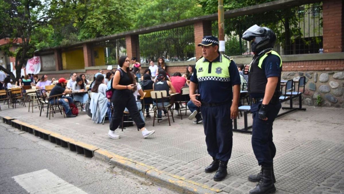 Un hombre atacó a su mujer y a otro hombre por una infidelidad. Un hombre atacó a su mujer y a otro hombre por una infidelidad.