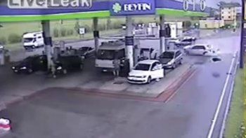 Video: tremendo choque en una estación de servicio de Italia