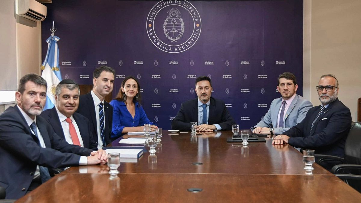 Luis Petri con autoridades de la DAIA. Luis Petri con autoridades de la DAIA.