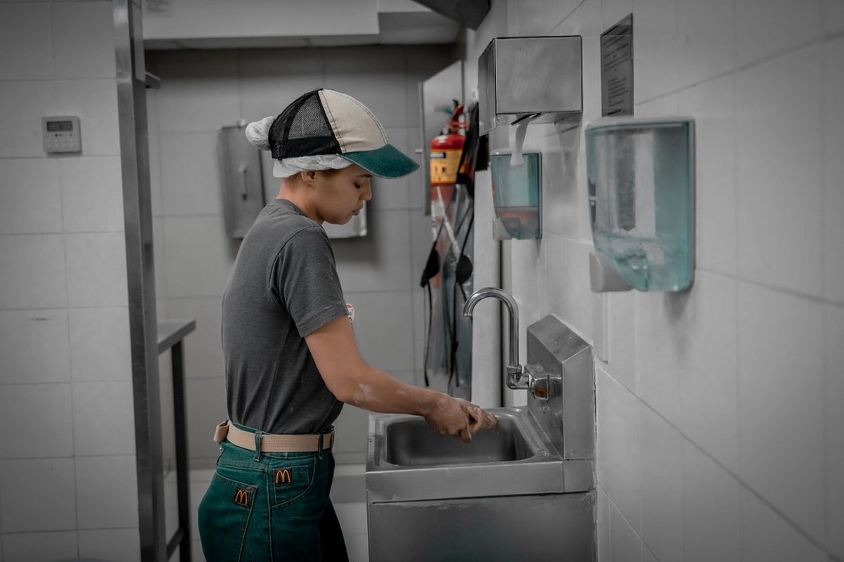 McDonald's te permite recorrer sus cocinas que inspira por la calidad. McDonald's te permite recorrer sus cocinas que inspira por la calidad.