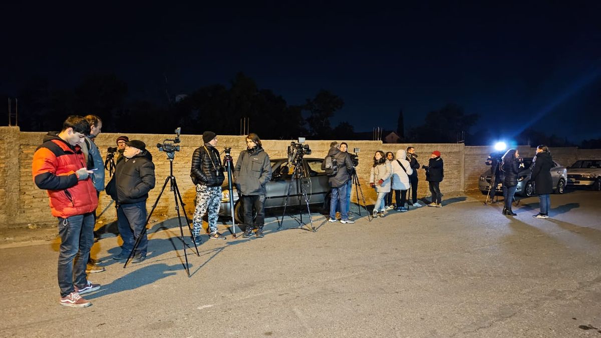 Llegaron a Mendoza decenas de periodistas de medios nacionales e internacionales para cubrir el caso de los rugbiers franceses. La espera fue hasta después de las 23.