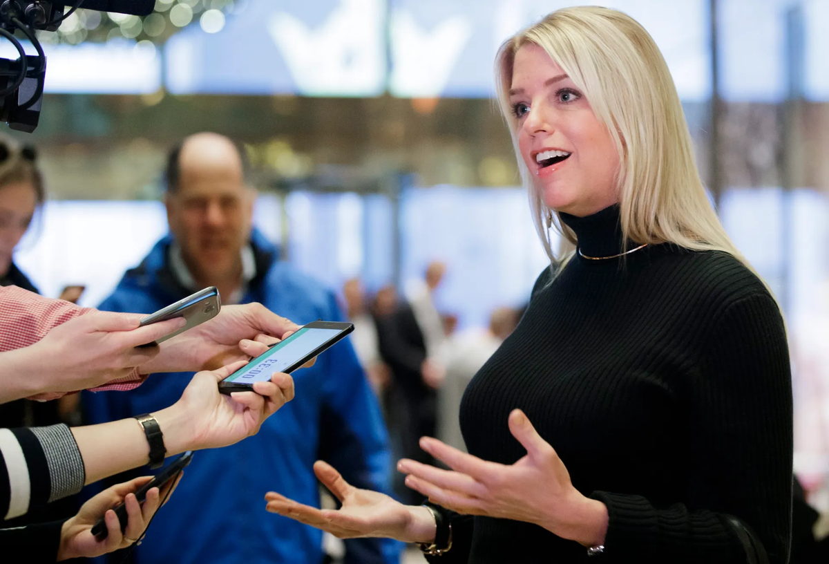 La fiscal general de Estados Unidos, Pam Bondi, anunció que presentó cargos contra tres personas acusadas de incendiar vehículos de Tesla. Crédito: EFE/EPA/Justin Lane/Pool. La fiscal general de Estados Unidos, Pam Bondi, anunció que presentó cargos contra tres personas acusadas de incendiar vehículos de Tesla. Crédito: EFE/EPA/Justin Lane/Pool.