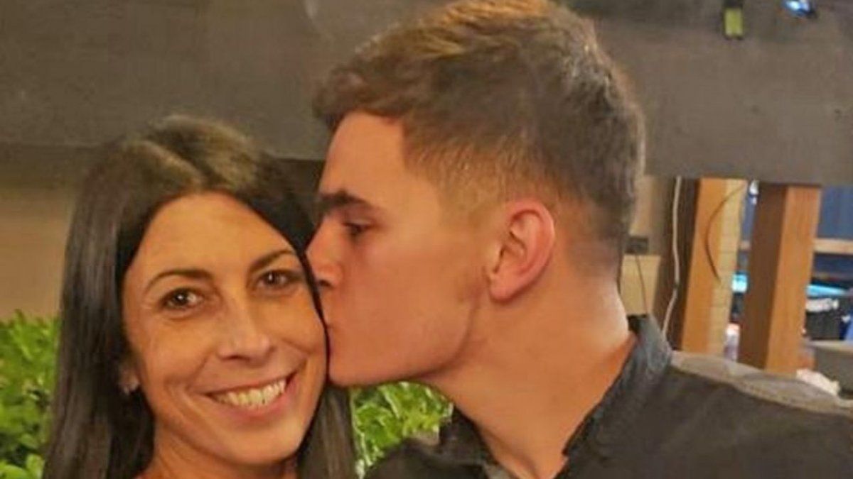 Amor. Ella tiene 50 años es abuela pero se va a casar con un joven de 22.