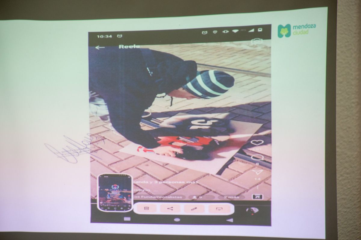 Los jóvenes grafiteros fueron captados por una cámara de seguridad, ubicada en Ciudad. Los jóvenes grafiteros fueron captados por una cámara de seguridad, ubicada en Ciudad.