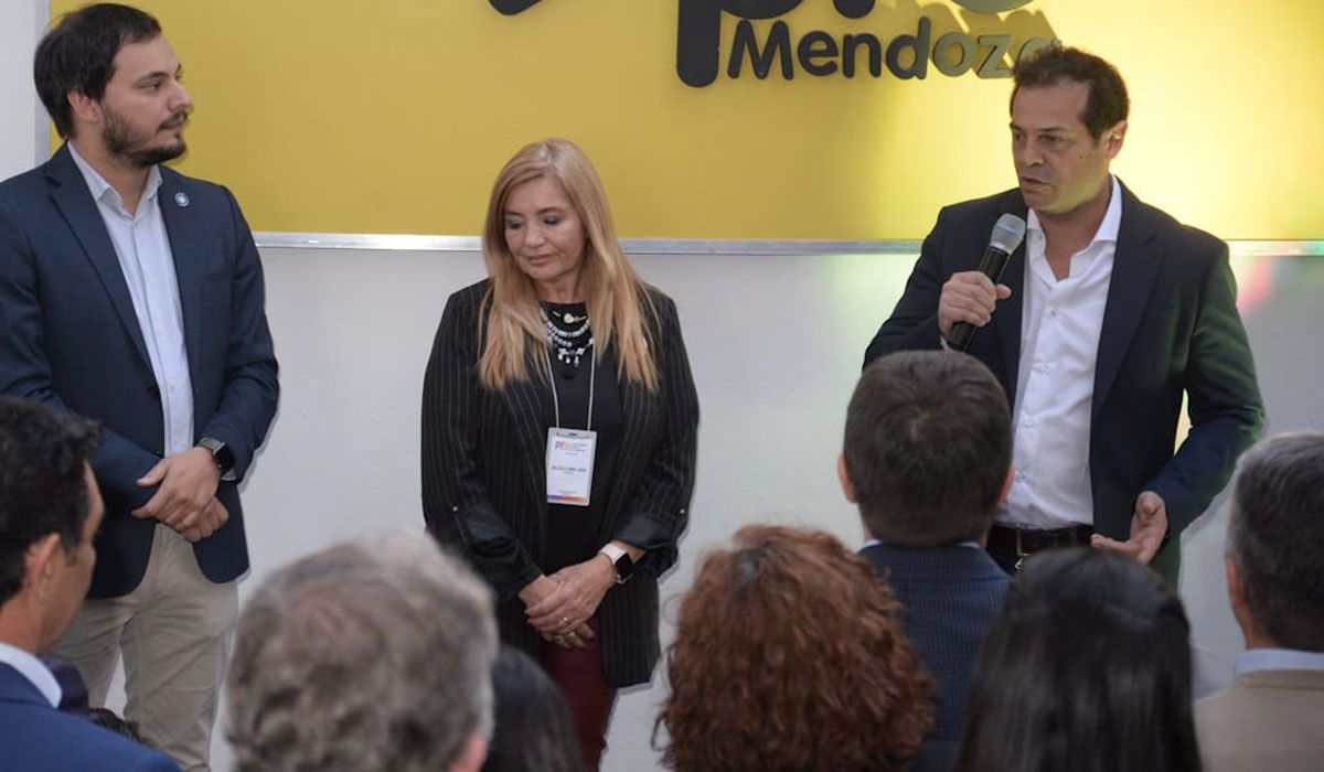 Germán Vicchi, presidente de la Fundación Pensar, en la nueva sede. A su lado, Lula Balsells-Miró, presidenta del PRO Mujeres, y el presidente del PRO Mendoza, Álvaro Martínez.